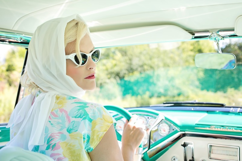 Jaki samochód dla kobiety – na co zwracamy uwagę wybierając damskie auta?